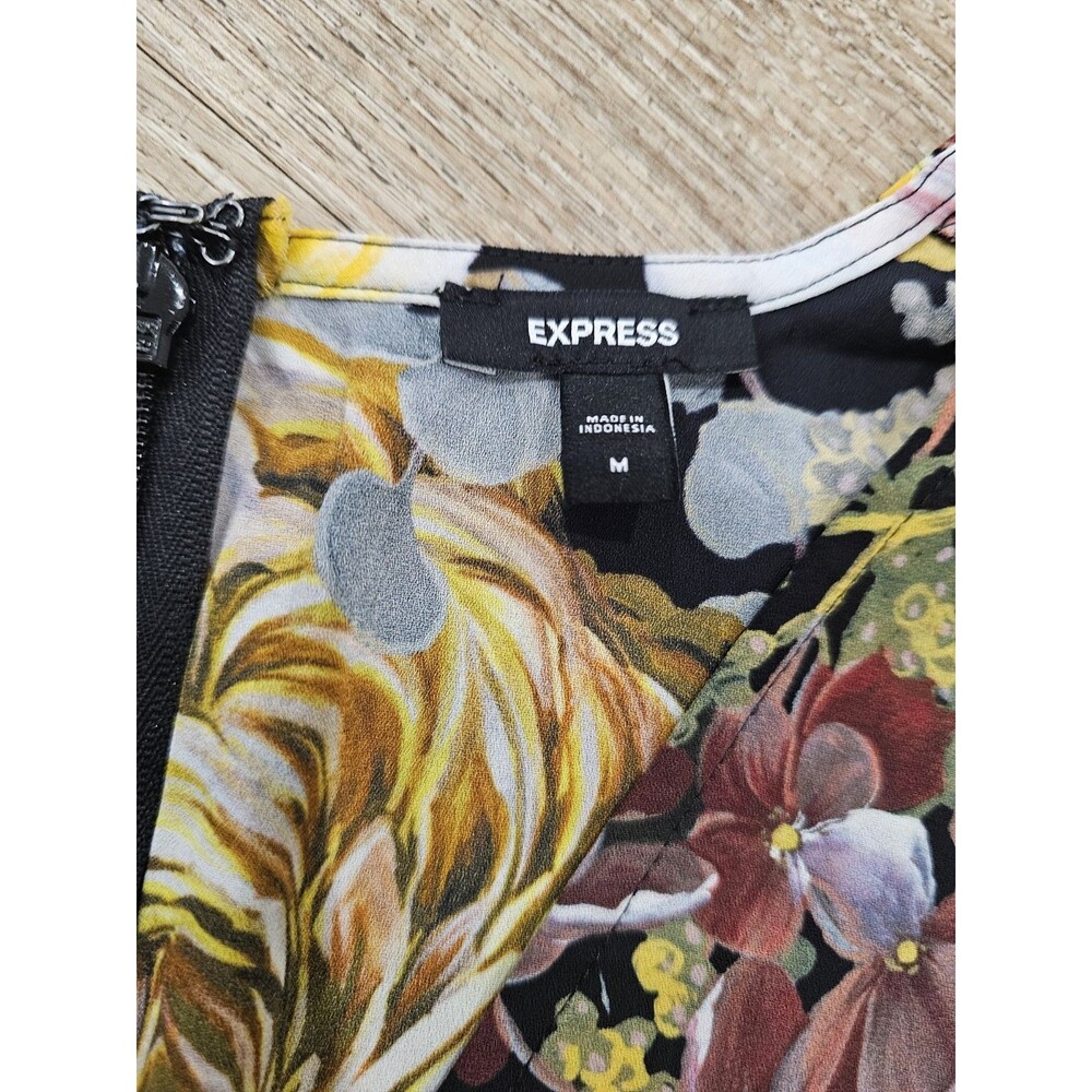 Express Women's Floral V-Neck Long Sleeve Twist Front RomperSize Medium NWT - Picture 3 of 10